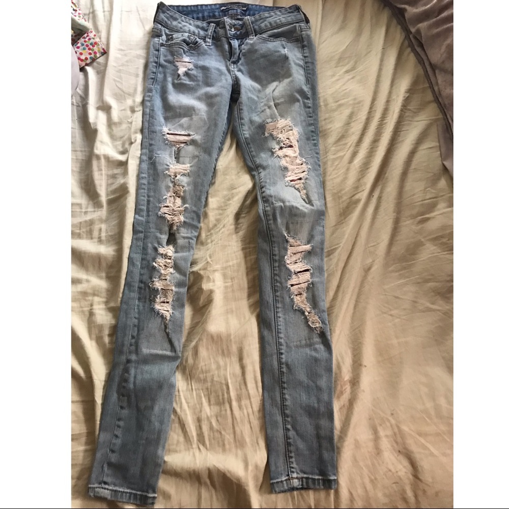 Ripped jean w/ plaid details